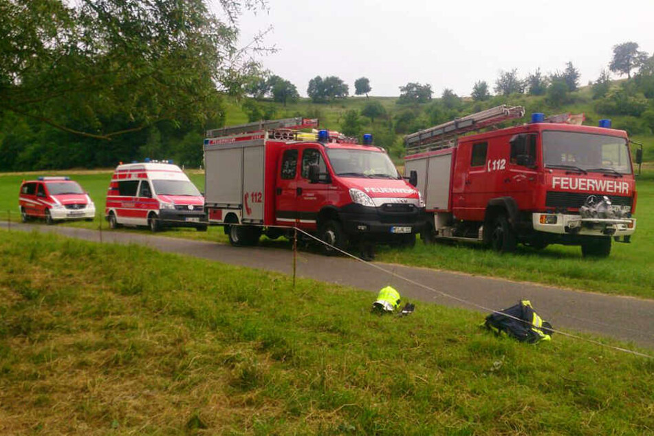 Die Feuerwehren von Niederlommatzsch und Zehren eilten der Kuh zu Hilfe, retteten sie aus dem Wasser.