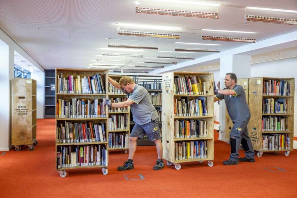 Insgesamt 200.000 Medien müssen umziehen. Die ersten Bücherregale im Kulti sind
schon gefüllt.
