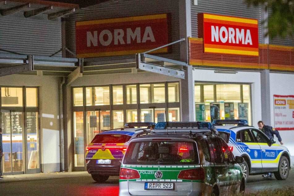 Die Kriminalpolizei sicherte Spuren im Supermarkt in Neumarkt in der Oberpfalz.