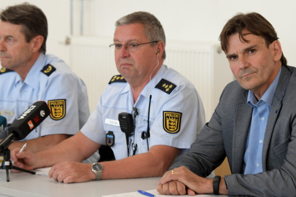 Gaben auf einer Pressekonferenz Auskunft (v.l.): Polizeivizepräsident Bernhard Weber, Einsatzleiter Peter Hönle und Andreas Stenger, Vizepräsident des Landeskriminalamts.