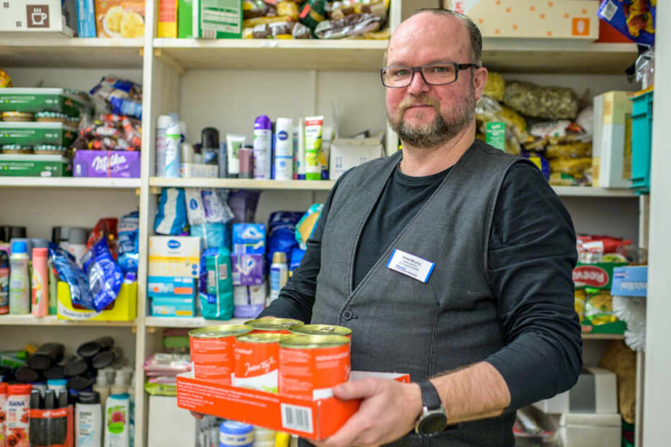 Die Regale sind voll: Alfred Mucha (52) von der "Haltestelle" in der Annenstraße zeigt die zahlreichen Spenden, hier Suppendosen.