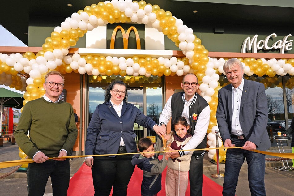 Filialleiter Marc Briol (35, 2. v. r.) schnitt das gelbe Band zusammen mit seinen Kindern Mia und Ben durch. Auch Markkleebergs Oberbürgermeister Karsten Schütze (58, SPD, r.) nahm an der offiziellen Eröffnung teil.