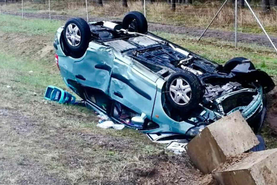 Das Auto überschlug sich und landete im Straßengraben.