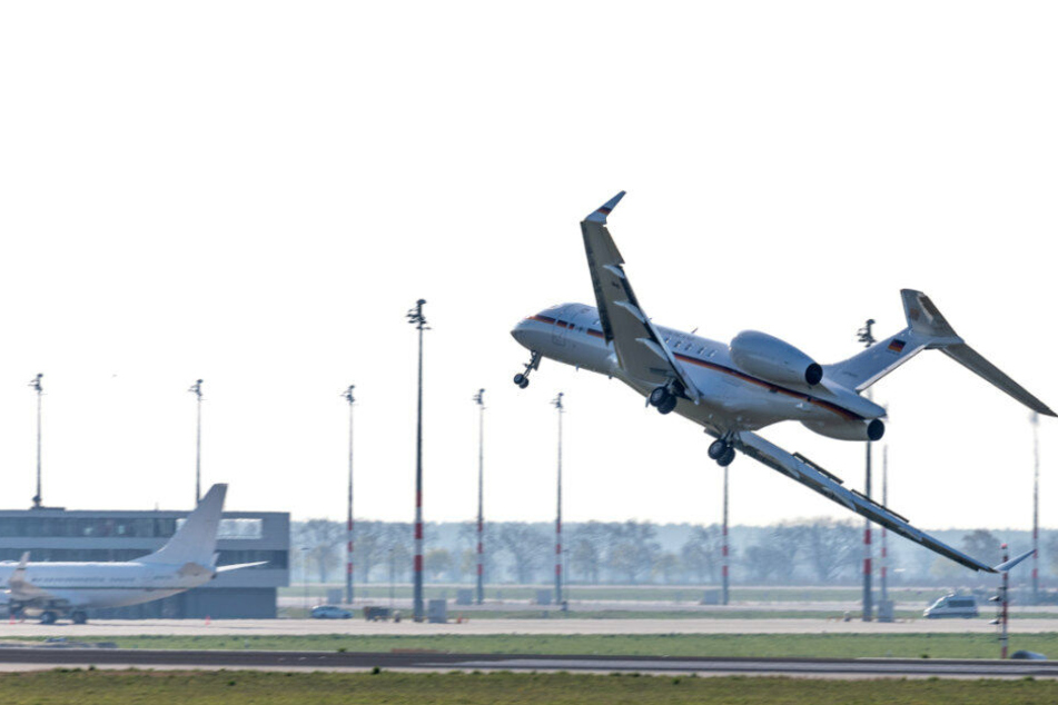 Ein Jet vom Typ Global 5000 der Flugbereitschaft der Bundesregierung landet auf dem Flughafen Schönefeld.