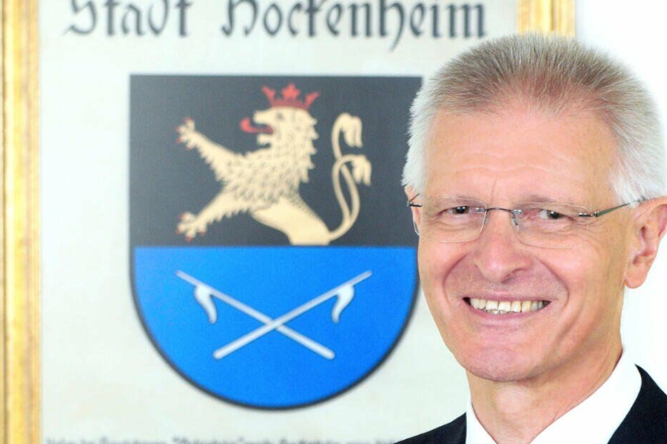 Der Hockenheimer Oberbürgermeister Dieter Gummer (67, SPD) erlitt bei dem heimtückischen Angriff Prellungen, einen Kieferbruch, sowie Gehirnblutungen.