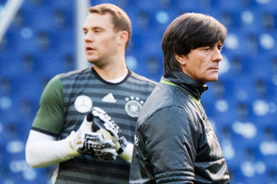 Joachim Löw (r.) gönnt Manuel Neuer und fünf anderen Spielern eine Ruhepause.