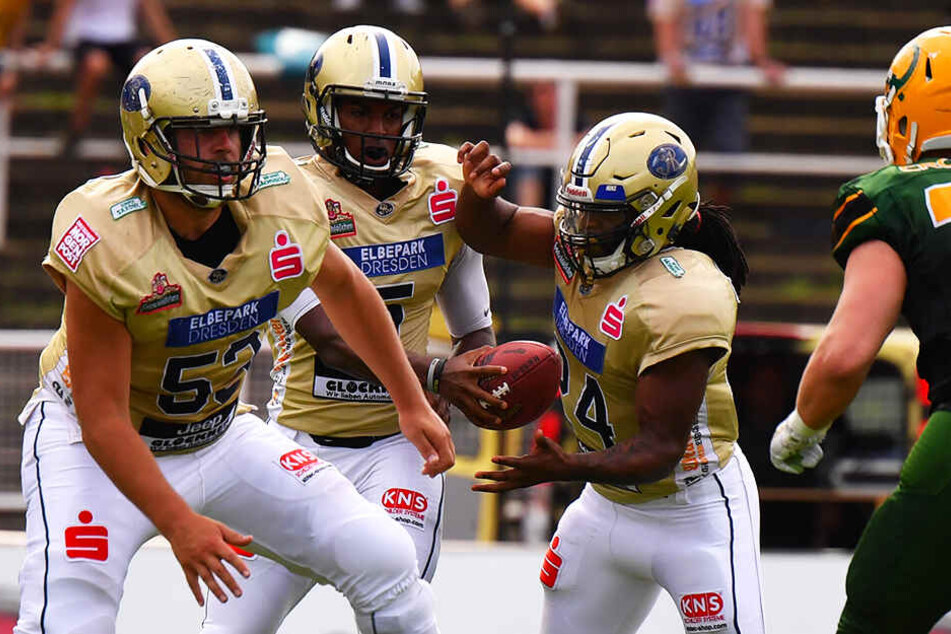 Auch Backup-Quarterback Glen Cuiellettes (M.) überzeugte. Hier übergibt der Ami den Ball an Glen Toonga (r.), Hermann Schramm (l.) sichert ab.
