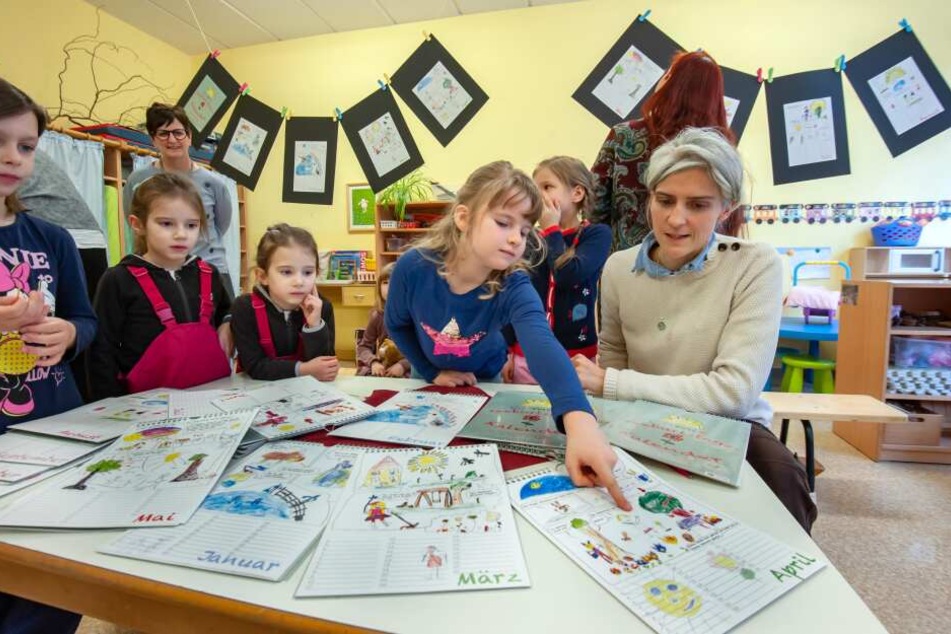 Künstlerin Veronica Seidel (41) hat mit Kindern der Kita "Krabbelkäfer" Comic-Kunst-Kalender gebastelt.