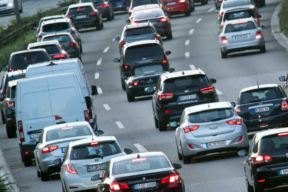 Autofahrer um Köln sollten am Wochenende viel Geduld mitbringen.