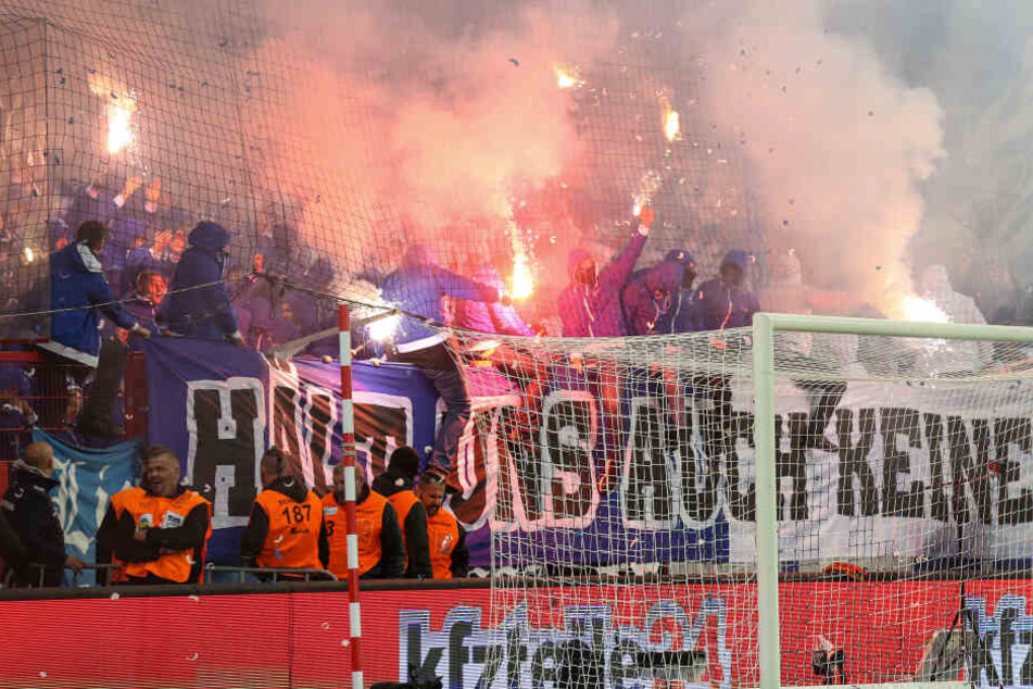 Beim Stadtderby zwischen Hertha BSC und Union Berlin war es zu heftigen Ausschreitungen gekommen. Nach einem Zeugenaufruf der Polizei konnte ein Tatverdächtiger identifiziert werden.