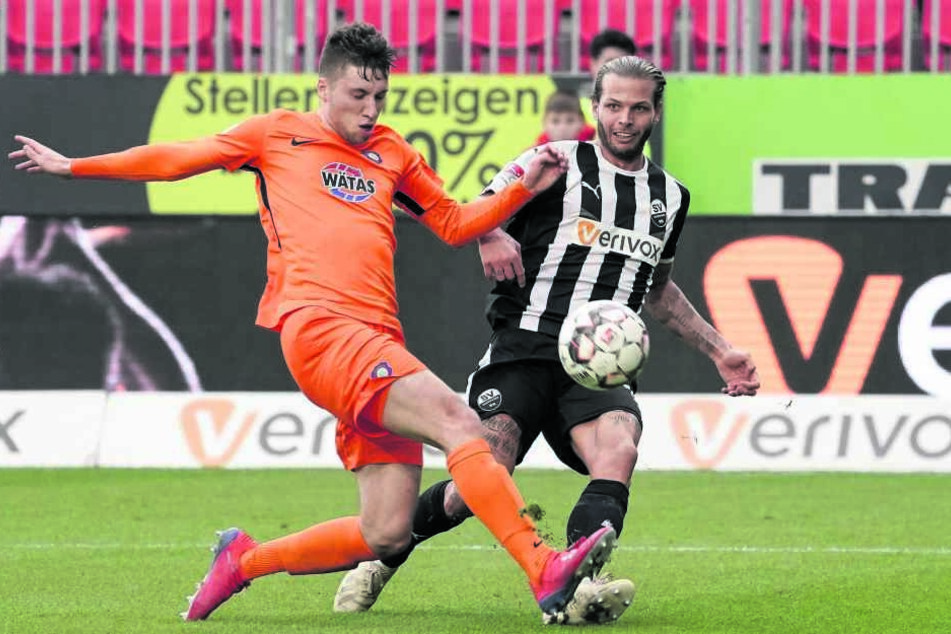 Da staunte sogar Sandhausens bundesliga-erfahrener Dennis Diekmeier nicht schlecht, was Aues Tom Baumgart (l.) bei seinem Startelf-Debüt so ablieferte.