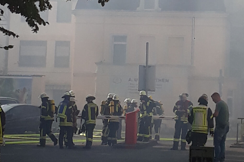 120 Feuerwehrleute rückten zu dem Feuer in Bad Godesberg bei Bonn an.