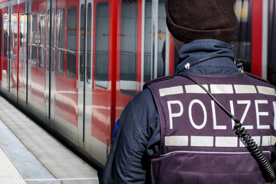 Die vermeintliche Polizistin trug eine Strickmütze, die mit dem Schriftzug "Polizei" versehen war. (Symbolfoto)