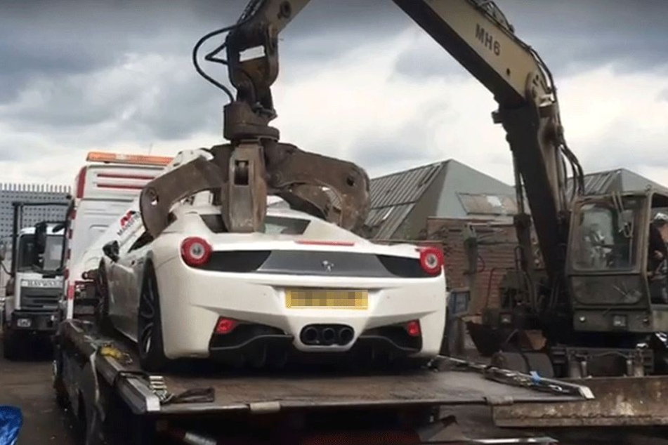 Der Ferrari landete bei der Müllabfuhr.