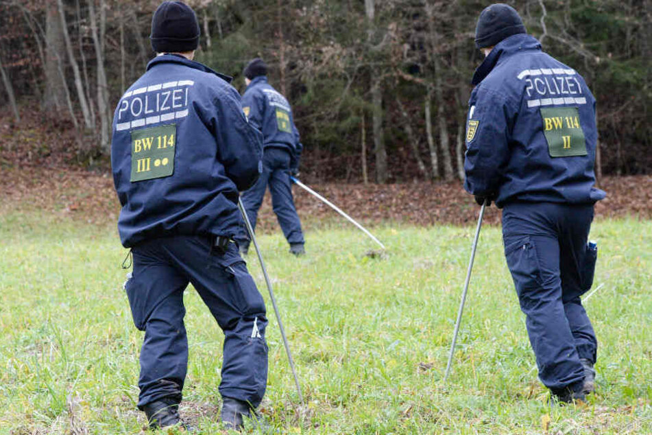 Die Polizei konnte nach einer mehr als 18-stündigen Suchaktion einen 80-Jährigen in einem Waldstück retten. (Symbolbild)