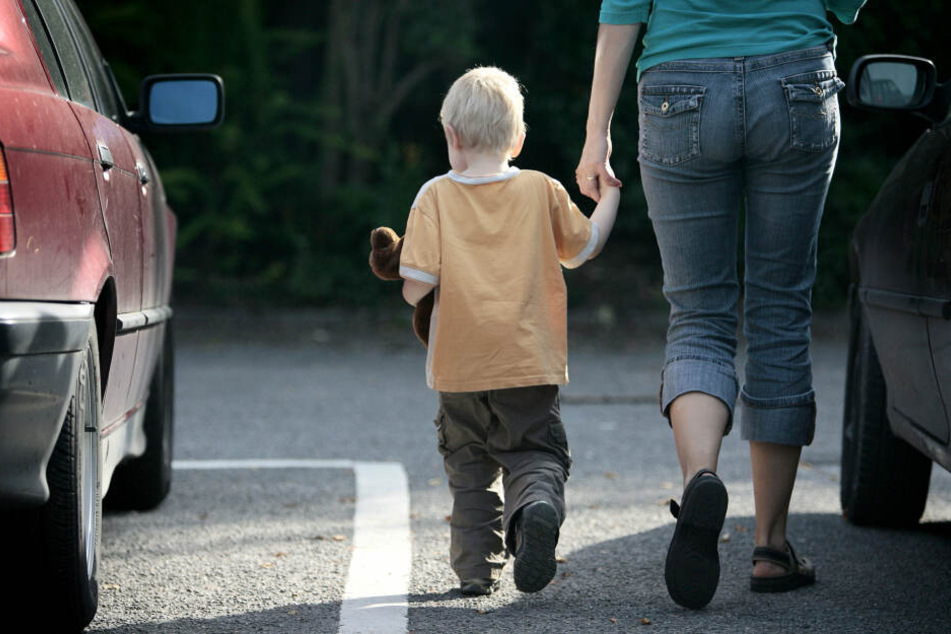 Ein kleiner Junge lief seiner Mutter voraus und wurde von einem Auto erfasst. (Symbolbild)