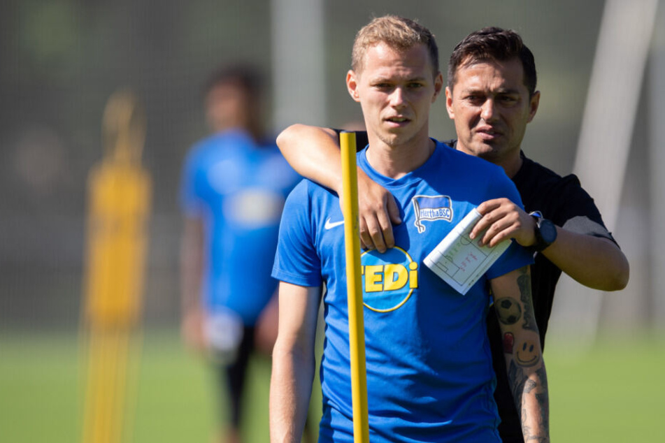 Herthas Trainer gibt Anweisungen an Ondrej Duda.