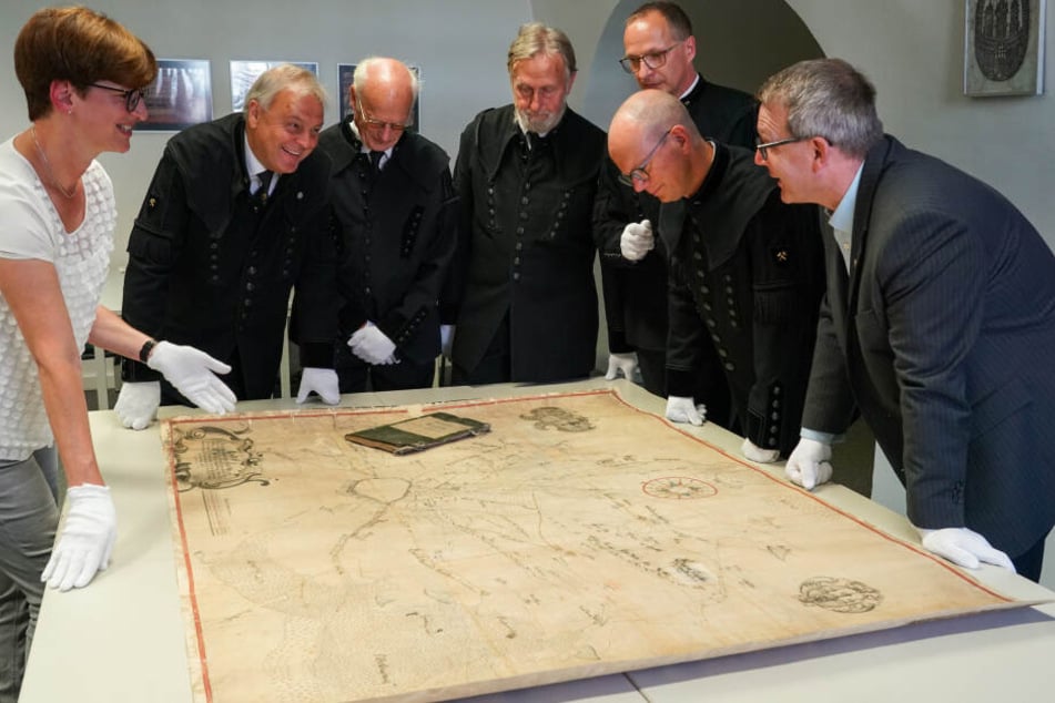 Stadtarchiv-Leiterin Ines Lorenz (l.) und Freibergs OB Sven Krüger (45, parteilos) begutachten die aus dem Jahr 1676 stammende Karte.