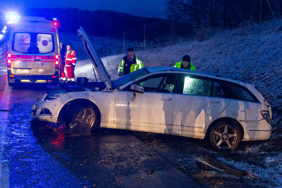 Der Wagen dem Mannes blieb im Seitengraben liegen.