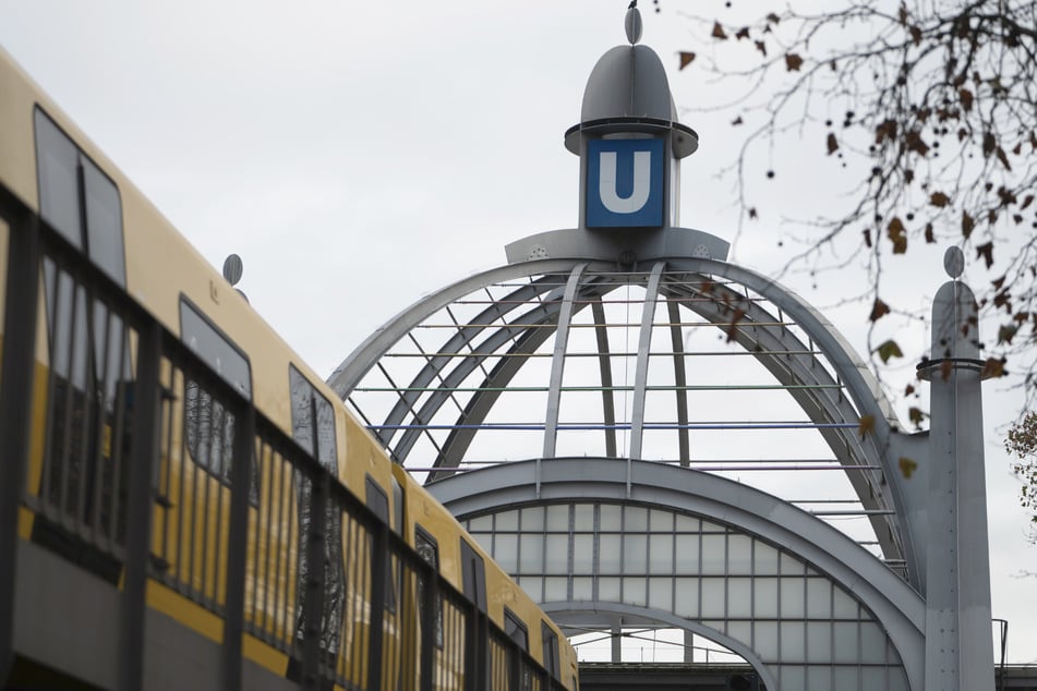Fahrgäste mussten am Nollendorfplatz monatelang auf Ersatzverkehr und die U2 ausweichen.