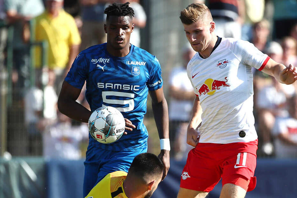 Leipzigs Timo Werner (rechts) versucht erfolglos den Franzosen-Keeper zu überwinden.