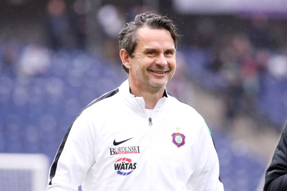 Die Leistungen seiner Mannschaft zauberten FCE-Coach Dirk Schuster ein Lächeln ins Gesicht.