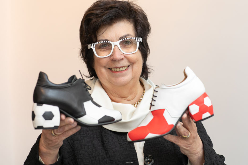 Durchaus ein Hingucker für fußballverrückte Frauen. Jutta Horezky (70) hat Pumps im extravaganten Kicker-Design entwickelt - übrigens in verschiedenen (Vereins-)Farben ...