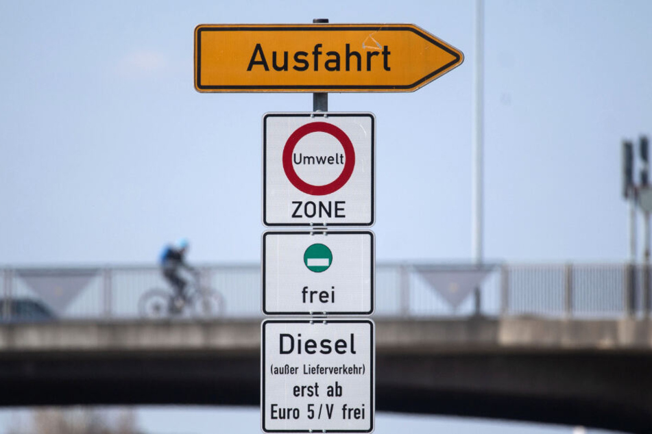 Ein Schild weist auf das Diesel-Fahrverbot in Stuttgart hin.