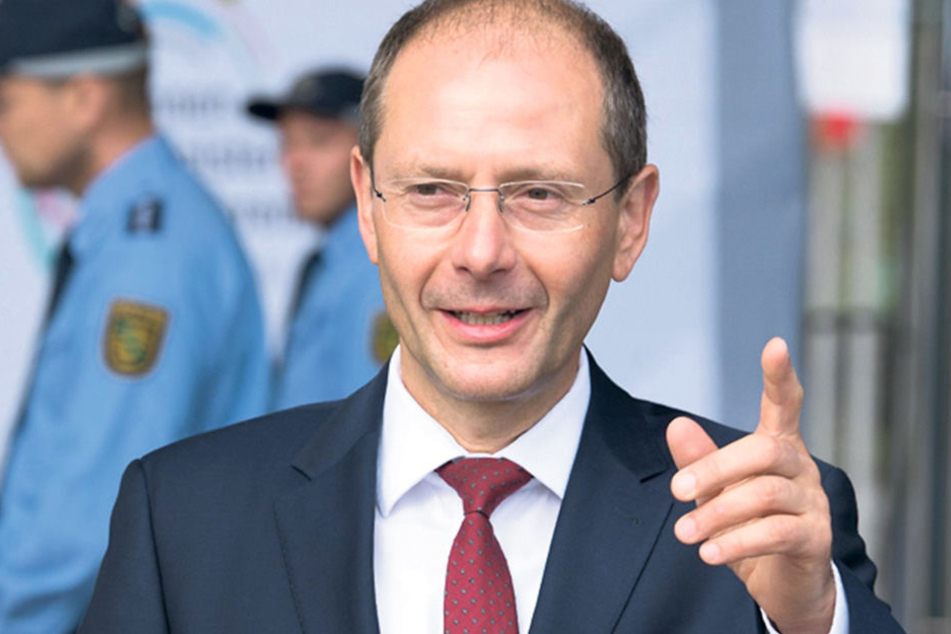 Fanatisierungsgrad und Waffenaffinität der Reichsbürger sind nicht zu
unterschätzen, so Innenminister Markus Ulbig (53, CDU).