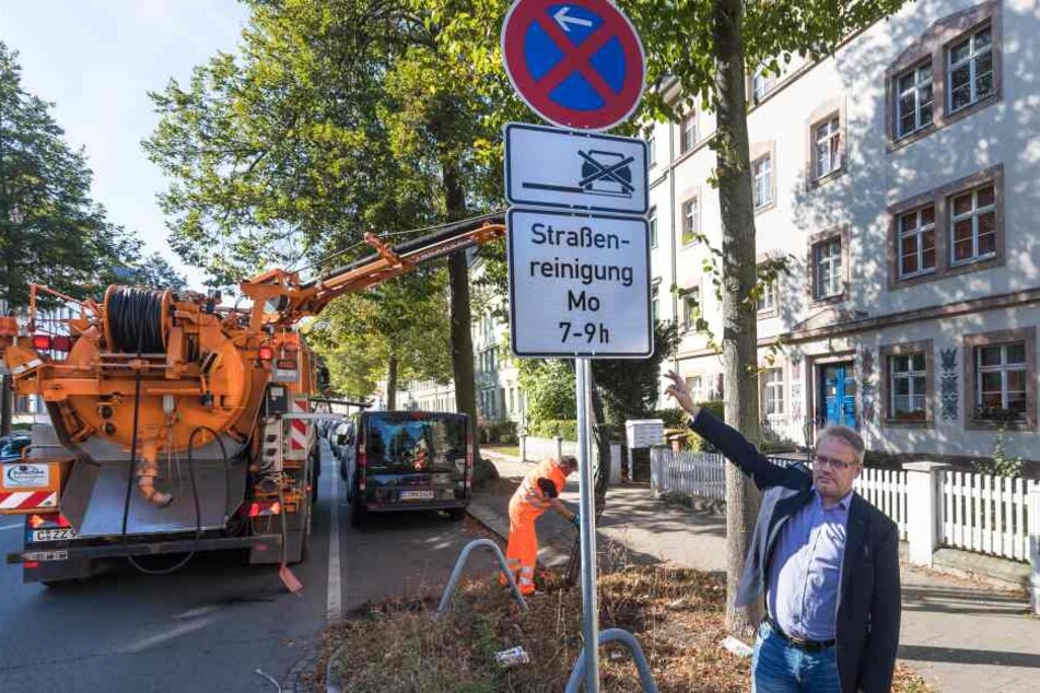 ASR-Betriebsleiter Dirk Behrendt (51) zeigt das neue Schild.