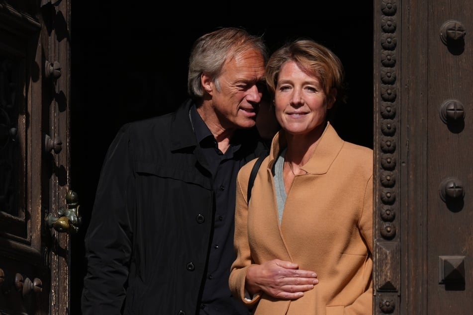 Christina Block (52) wird vorgeworfen, die Entführung ihrer zwei jüngsten Kindern in Auftrag gegeben zu haben. Ihr Partner und Ex-Sportmoderator Gerhard Delling (66) ist wegen Beihilfe angeklagt.