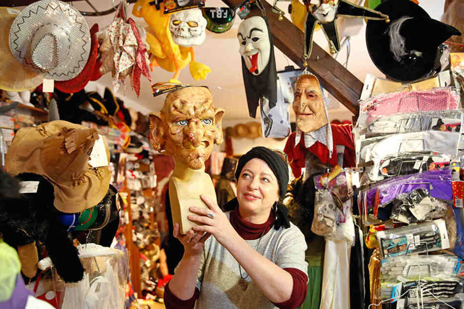 Gruselmasken ja, aber keine Clowns: Andrea Wiener vom Kostümverleih
„Die Maßnahme“.