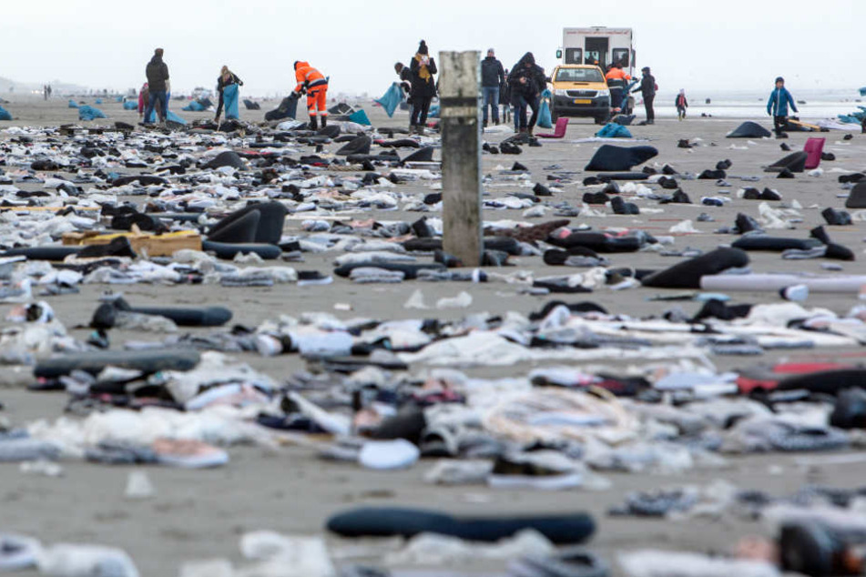 Der Strand der niederländischen Insel Ameland gleicht einer Müllhalde. Freiwillige sammeln die angespülte Ladung ein.
