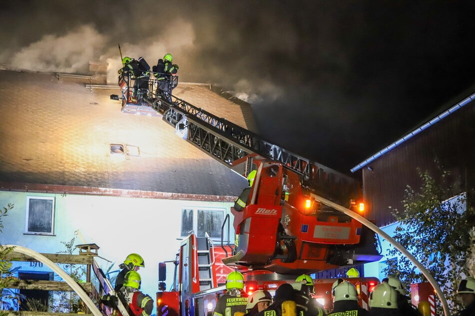 Zahlreiche Freiwillige Feuerwehren aus dem Erzgebirge eilten zum Scheunenbrand in Drebach.