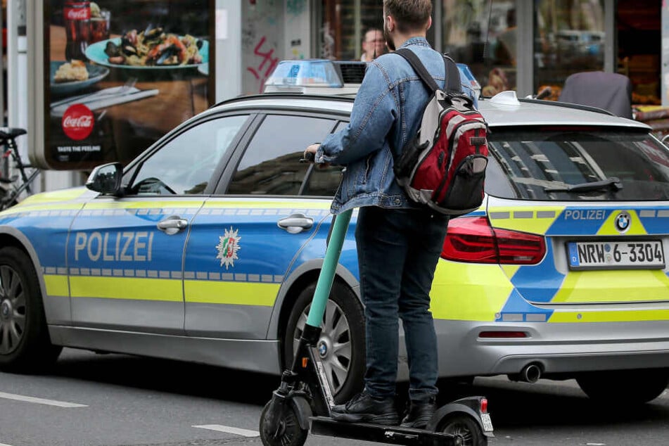 Ein E-Scooter-Fahrer im Straßenverkehr.