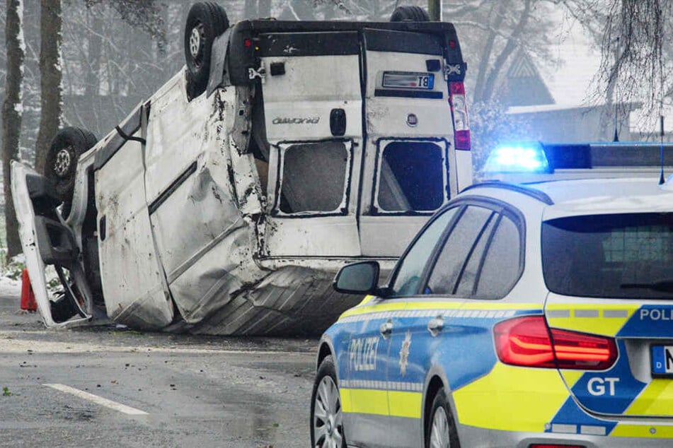 Der Transporter bleib nach dem Unfall auf dem Dach liegen.