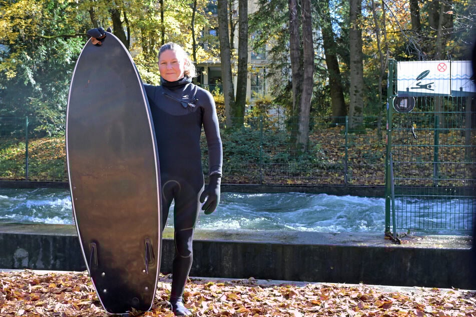Surferin Veronika steht an der "E2". Die große Eisbachwelle in München ist seit einer Bachauskehr aktuell nicht für den Freizeitsport geeignet.
