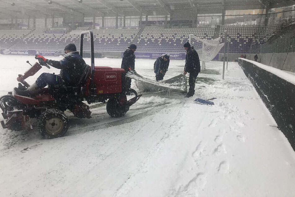 Auch "schweres" Gerät kam zum Einsatz, um den Platz vom Schnee zu befreien.