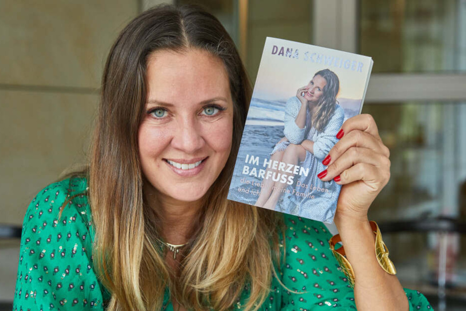 Dana Schweiger, Ex-Frau von Til Schweiger, hält nach einem Interview ihr neues Buch mit dem Titel "Im Herzen barfuß".