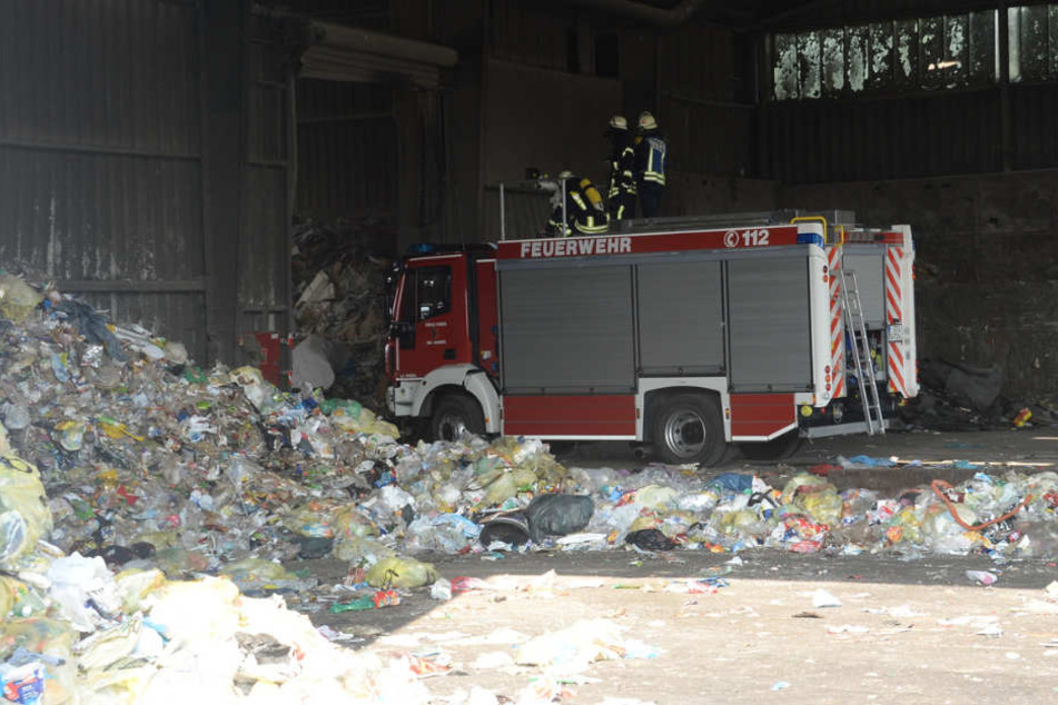 Mitten zwischen Müll musste die Feuerwehr agieren.