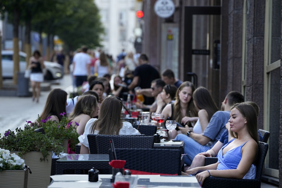 Personen im Außenbereich eines Restaurants in Moskau.
