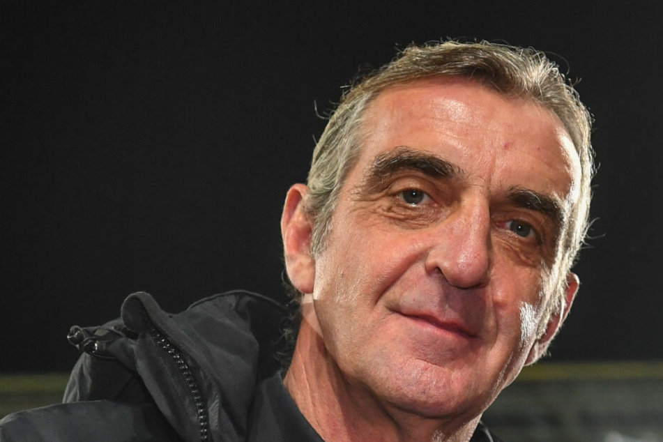 Ralf Minge lächelt still in sich hinein. Dabei denkt er sicher an die finanzielle Situation. Dynamo steht so gut da wie nie. Jetzt soll das Geld in die Mannschaft investiert werden.
