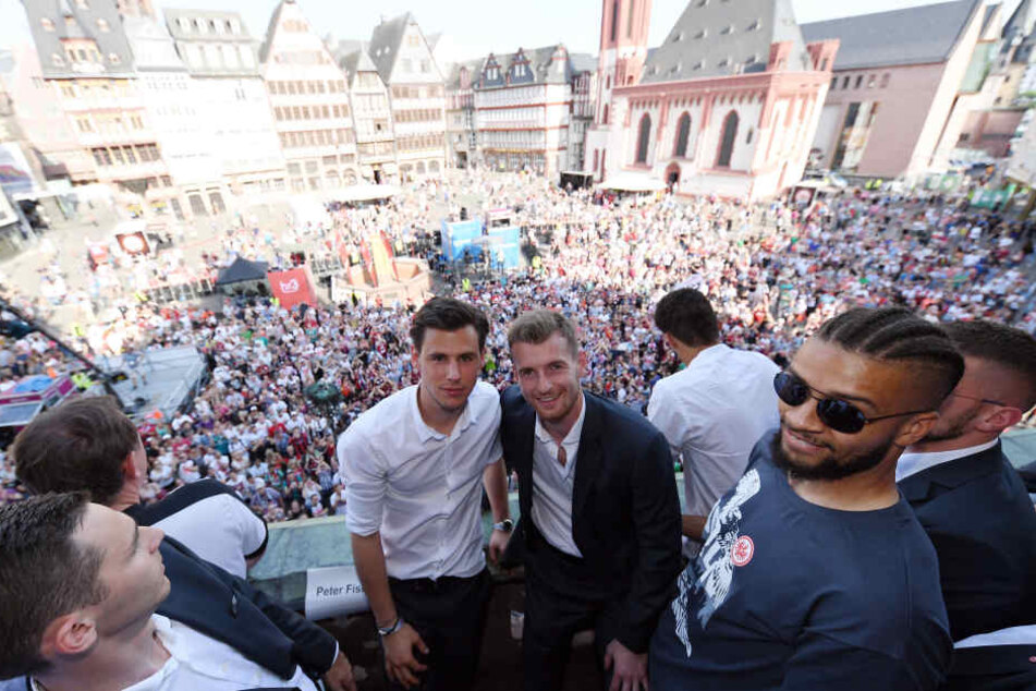 Trotz der Niederlage im DFB-Pokal-Finale gegen Dortmund feierte die Eintracht mit den Fans auf dem Römer.