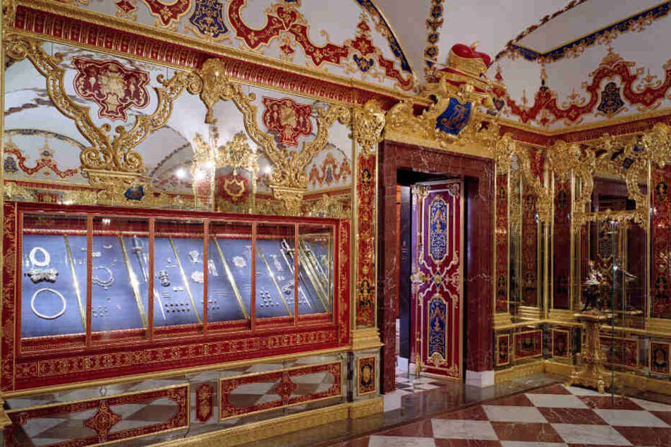 Hier war noch alles in Ordnung: Die Schatzvitrine vor dem Bruch.