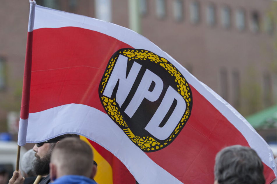 Anhänger der rechtsextremen NPD demonstrieren auf der Straße. (Archivbild)