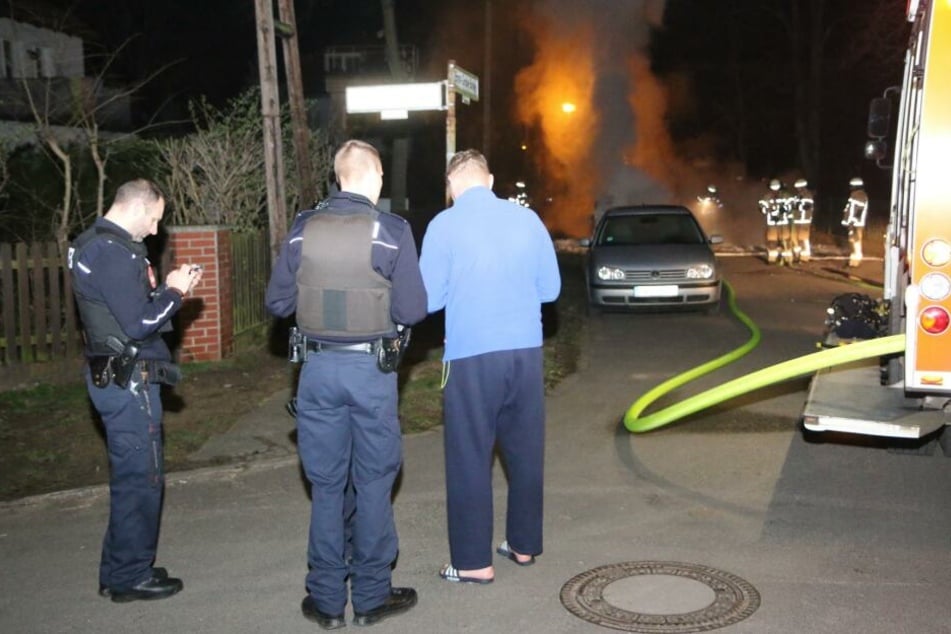 Einsatzkräfte der Polizei sprechen mit dem Inhaber des Autos (rechts).