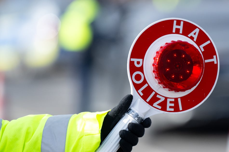 Polizisten hielten den Betrunkenen an und kassierten seinen Führerschein. (Symbolfoto)
