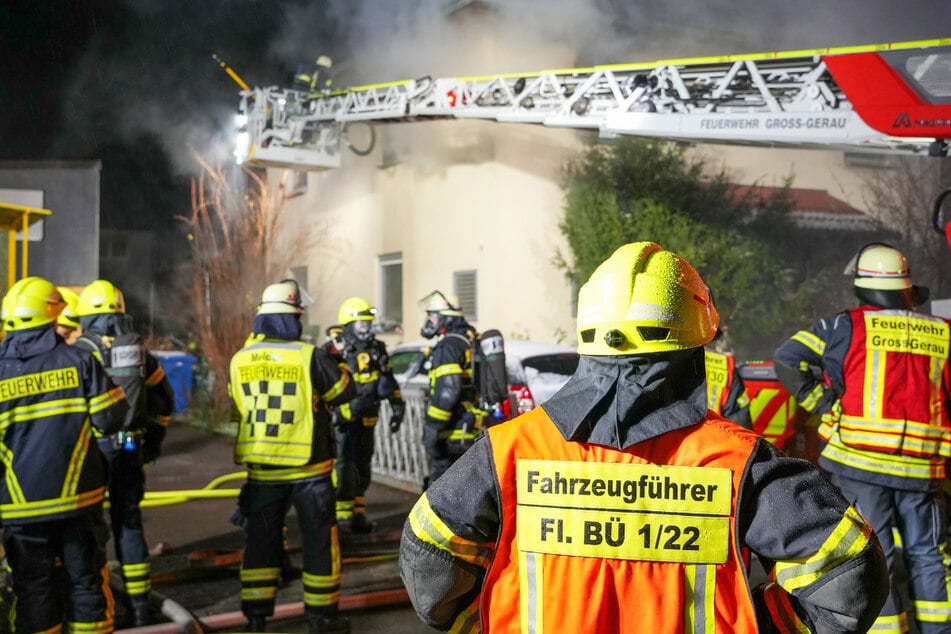 Zahlreiche Feuerwehrkräfte rückten aus, doch sie hatten bei der Brandbekämpfung mit einigen Problemen zu kämpfen.