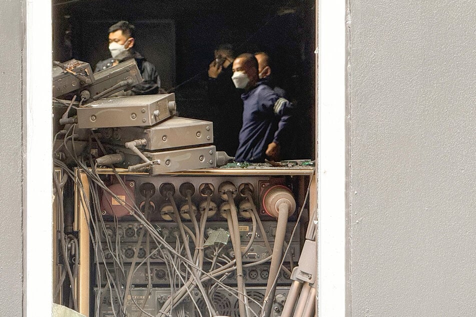 Kriminaltechniker untersuchen den Ort nach einem Brand im Lokal Rong Beer Na Ladprao.