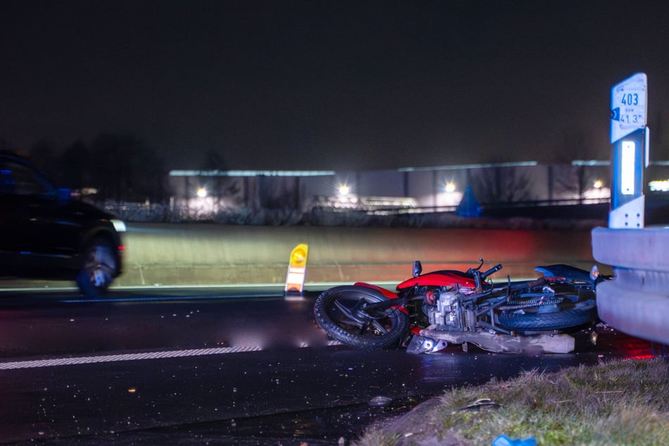 Unfall A2: Motorradfahrer auf A2 von Lkw überrollt: Trucker fährt einfach weiter